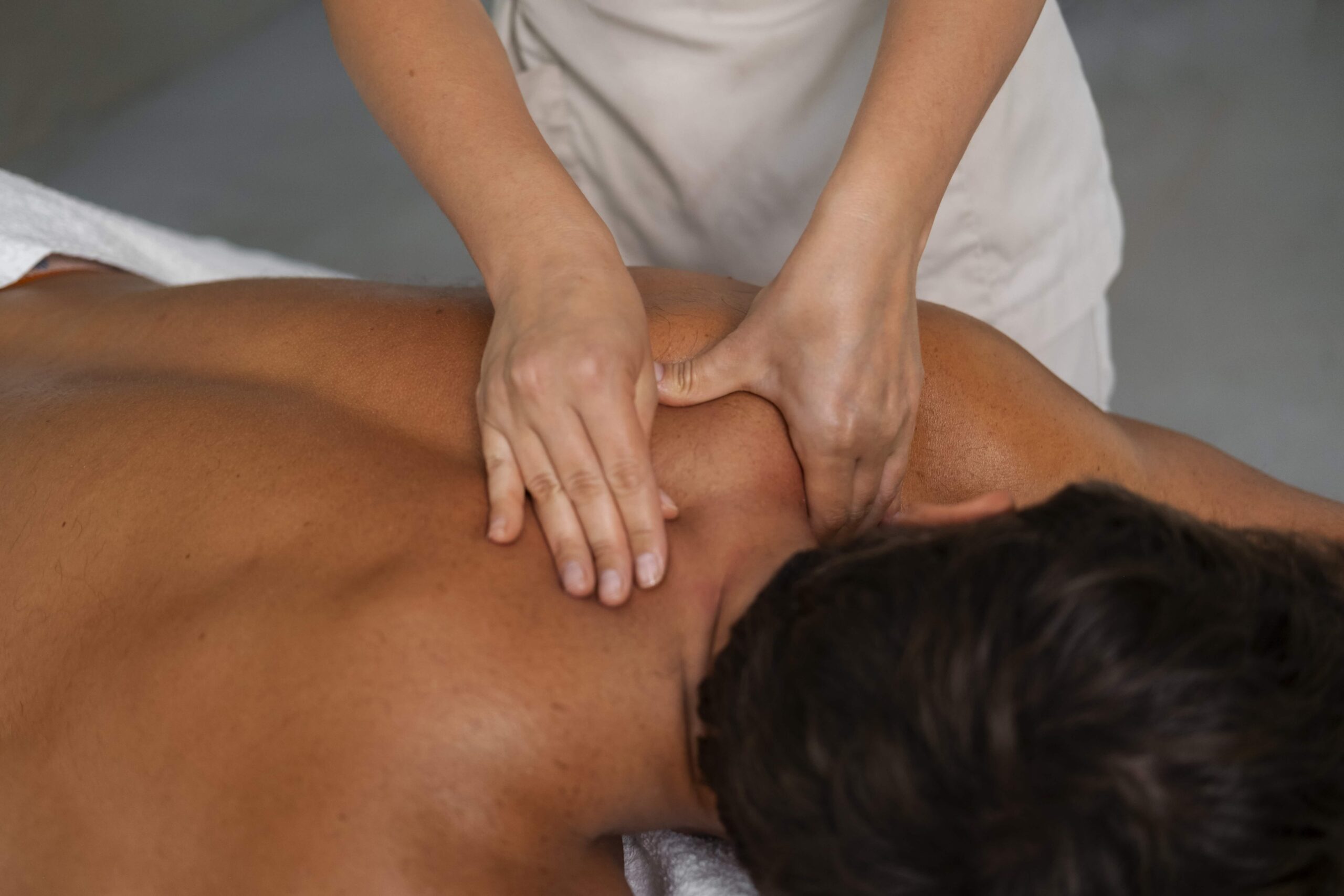 masaje de tejido profundo-spa-min masaje de tejido profundo - Edyn Med Spa
